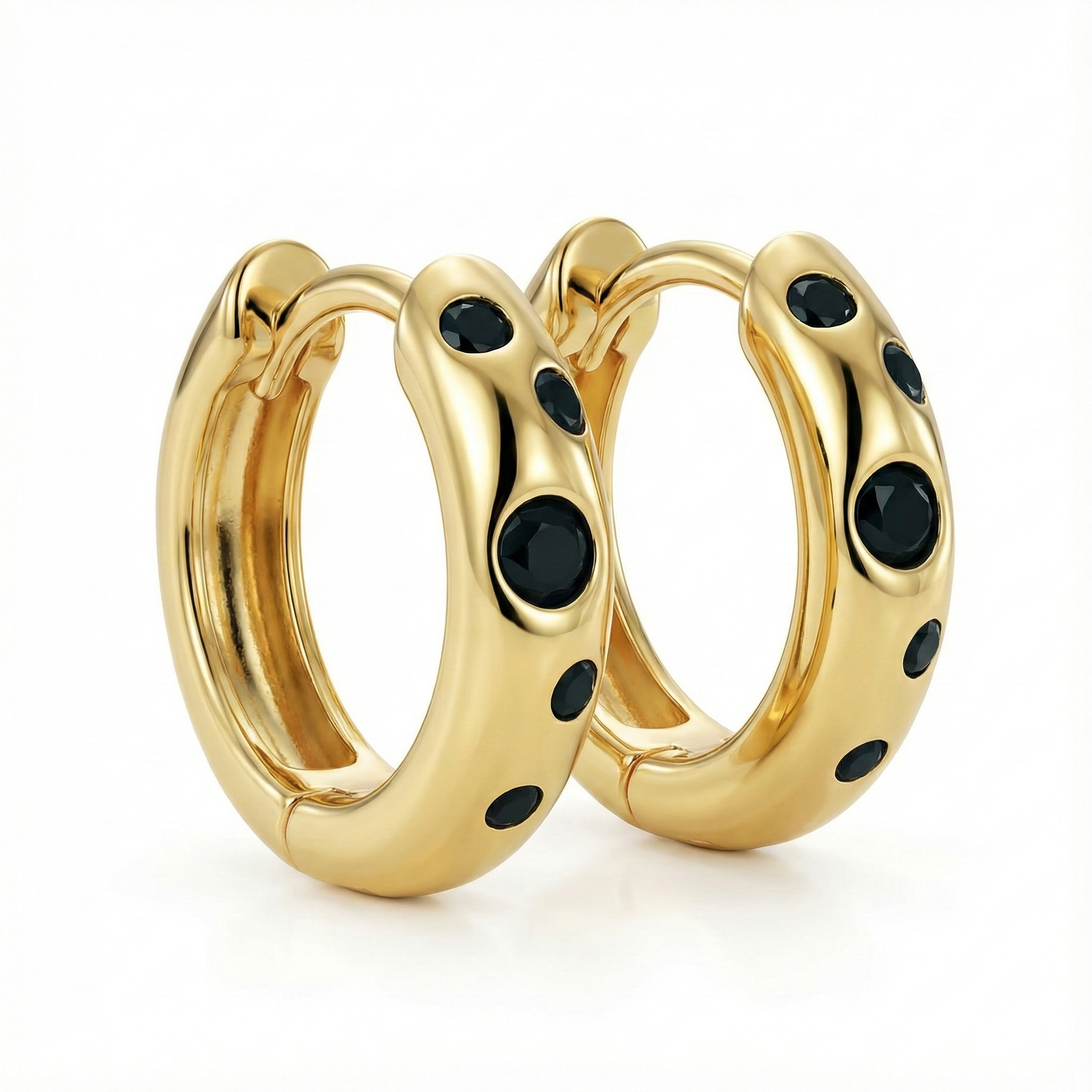 Créoles dorées or 18k serties de pierres noires, design bombé compact et contraste graphique élégant